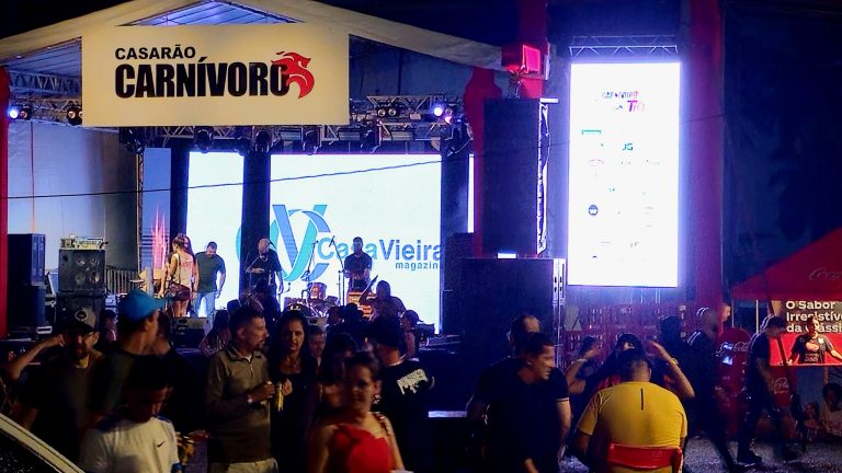 Palco do Festival Carnívoros com o LED mostrando a logo da Casa Vieira e uma parte do público.
