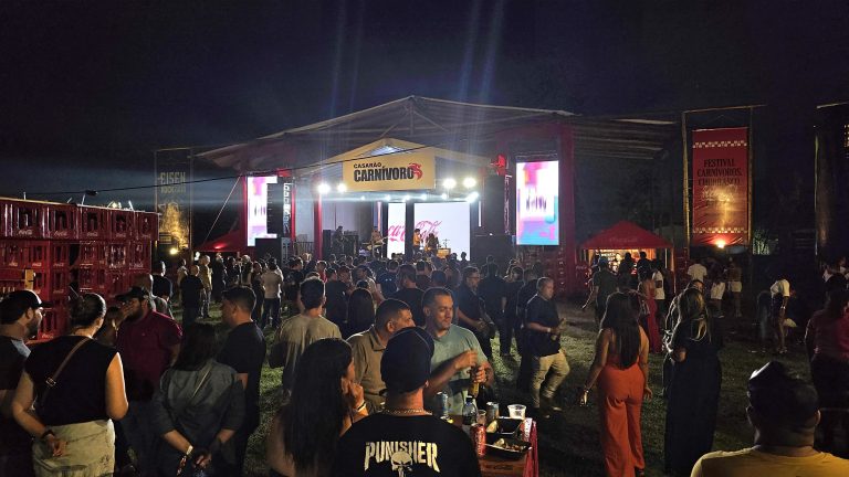 Foto mostrando o palco do Festival Carnívoros à distância com muitas pessoas em frente aproveitando o festival.