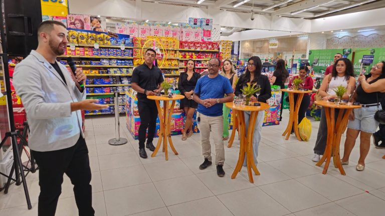 Evento Workshop de harmonização de vinhos na Casa Vieira Praia mostrando o sommelier Rafael apresentando para o público dentro da seção de bebidas da loja, que foi decorada para realizar o evento.