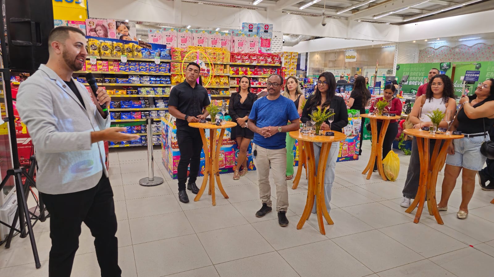 Evento Workshop de harmonização de vinhos na Casa Vieira Praia mostrando o sommelier Rafael apresentando para o público dentro da seção de bebidas da loja, que foi decorada para realizar o evento.