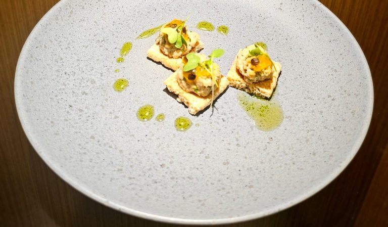 Prato empratado de uma das receitas que foi servida durante a degustação do evento.