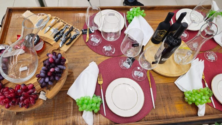 Uma mesa posta toda com produtos Casa Vieira.